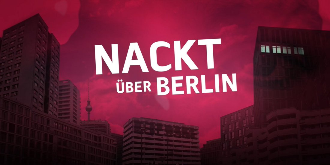 Nackt über Berlin - Still - The series title written in white in front of the red skyline of Berlin. 